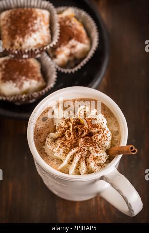 Heiße Schokolade mit Sahne und Plätzchen für Weihnachten Stockfoto