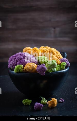 Bunte Blumenkohl auf dunklem Hintergrund Stockfoto