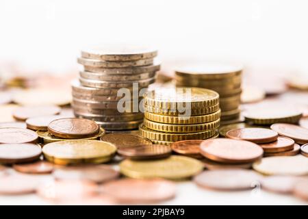 Stapel von Euro-Münzen auf weißem Hintergrund. Geld Stockfoto