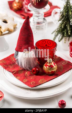 Tischdekoration Für Weihnachten Und Neujahr. Feier. Platz für das Weihnachtsessen. Weihnachtsdekorationen. Dekor Stockfoto