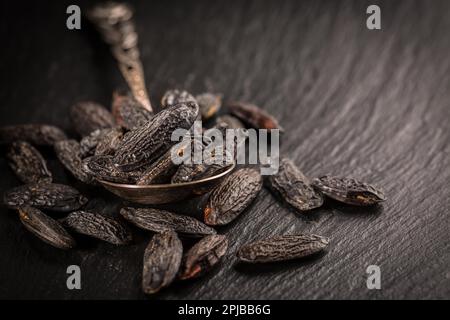 Duftende Mandelbohnen zum Backen und Kochen auf dunklem Hintergrund Stockfoto