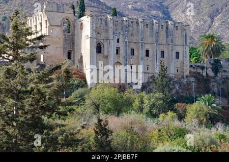 Die Abtei Bellapais, ein bemerkenswertes Beispiel der klostergotischen Architektur, hoch oben auf dem Berg in der Landschaft Nordzyperns. Stockfoto