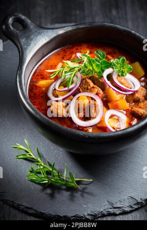 Traditionelles ungarisches Gulasch - Eintopf von Fleisch und Gemüse mit Zwiebeln und Kräutern Stockfoto