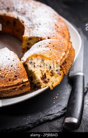 Hausgemachte vegane Bananenkuchen in einer mit Puderzucker verzierten Pfanne gebacken Stockfoto