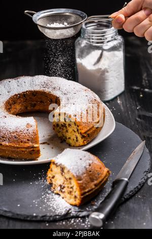 Hausgemachte vegane Bananenkuchen in einer mit Puderzucker verzierten Pfanne gebacken Stockfoto