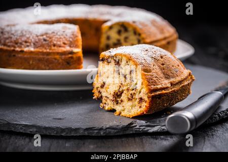 Hausgemachte vegane Bananenkuchen in einer mit Puderzucker verzierten Pfanne gebacken Stockfoto