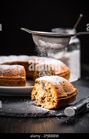 Hausgemachte vegane Bananenkuchen in einer mit Puderzucker verzierten Pfanne gebacken Stockfoto