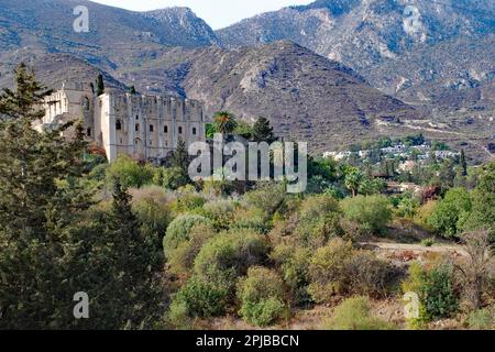 Die Abtei Bellapais, ein bemerkenswertes Beispiel der klostergotischen Architektur, hoch oben auf dem Berg in der Landschaft Nordzyperns. Stockfoto