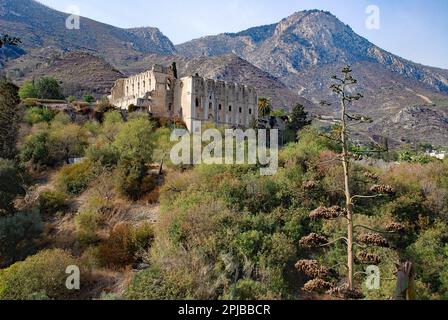 Die Abtei Bellapais, ein bemerkenswertes Beispiel der klostergotischen Architektur, hoch oben auf dem Berg in der Landschaft Nordzyperns. Stockfoto