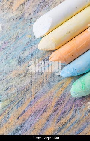 Kreiden mit farbenfrohem Hintergrund. Zurück zur Schule und Kunstkonzept mit Kopierbereich Stockfoto