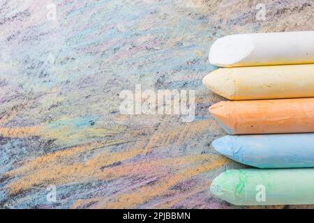 Kreiden mit farbenfrohem Hintergrund. Zurück zur Schule und Kunstkonzept mit Kopierbereich Stockfoto