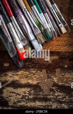 Künstlerische Vintage-Pinsel auf Holzhintergrund Stockfoto