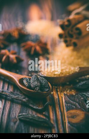 Duftende Gewürze zum Weihnachtsbacken auf Holzhintergrund Stockfoto