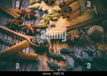Duftende Gewürze zum Weihnachtsbacken auf Holzhintergrund Stockfoto
