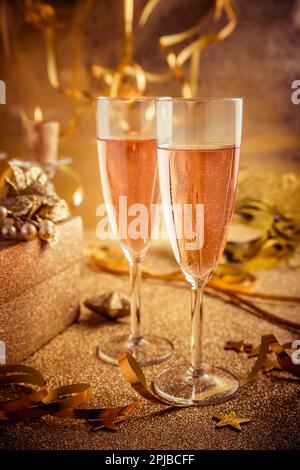 Zwei Gläser Champagner mit Dekoration in goldenem Ton Für Feiertagsparty Stockfoto