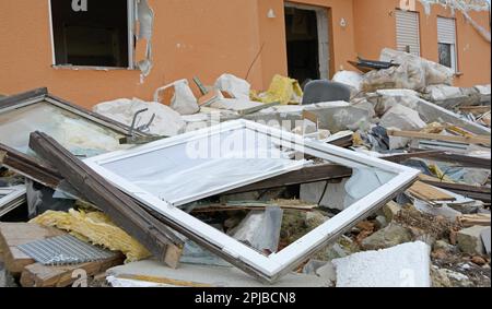 Zerstörtes Haus mit Trümmern im Vordergrund Stockfoto