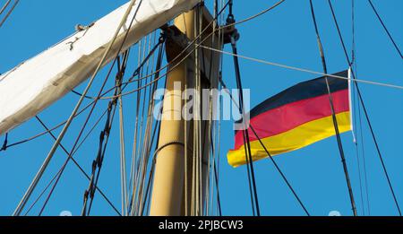 Segelschiff mit wehender Deutschlandflagge Stockfoto