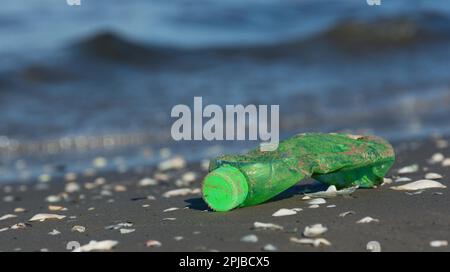 Abgewaschene Plastikabfälle. Gestrandete Kunststoffabfälle Stockfoto