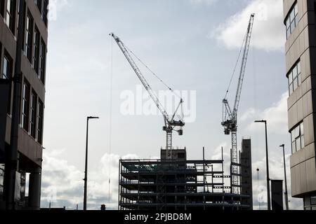 Turmdrehkrane auf einer Bürobaustelle in Glasgow, Schottland, Großbritannien Stockfoto