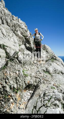 Frauen, die den Via-Ferrata-Pfad in den alpen überqueren. Zugspitze, Bayerische Alpen, Bayerische Alpen, Deutschland, Europa Stockfoto