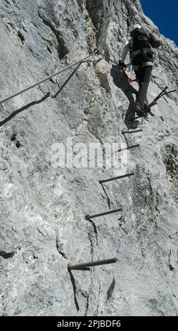Die Überquerung der Frau folgt über Ferrata auf Stahlstangen. Zugspitze, Bayerische Alpen, Bayerische Alpen, Deutschland, Europa Stockfoto