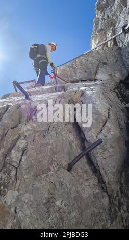 Die Überquerung der Frau folgt über Ferrata auf Stahlstangen. Zugspitze, Bayerische Alpen, Bayerische Alpen, Deutschland, Europa Stockfoto