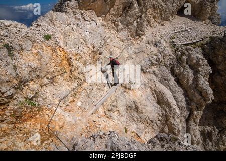 Touristen, die den Via Ferrata Trail mit Ausrüstung in den dolomiten überqueren. Dolomiten, Italien, Dolomiten, Italien, Europa Stockfoto