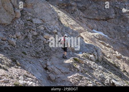 Touristen, die den Via Ferrata Trail mit Ausrüstung in den dolomiten überqueren. Dolomiten, Italien, Dolomiten, Italien, Europa Stockfoto
