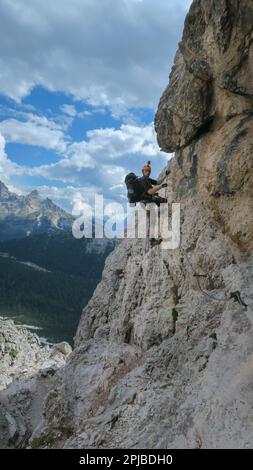 Die Fahrt über Ferrata mit einer großen Exposition und einem herrlichen Blick auf die Bergkette. Dolomiten, Italien, Dolomiten, Italien, Europa Stockfoto