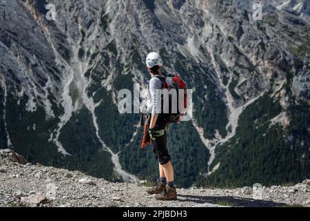 Touristen, die den Via Ferrata Trail mit Ausrüstung in den dolomiten überqueren. Dolomiten, Italien, Dolomiten, Italien, Europa Stockfoto