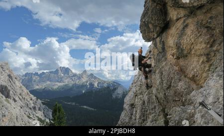 Die Fahrt über Ferrata mit einer großen Exposition und einem herrlichen Blick auf die Bergkette. Dolomiten, Italien, Dolomiten, Italien, Europa Stockfoto