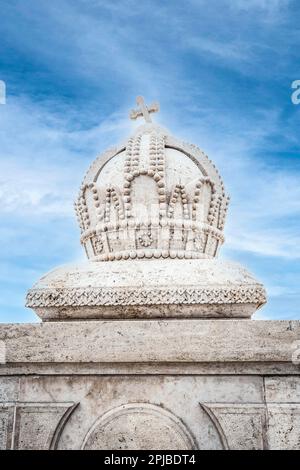 Die Statue der Heiligen Krone Ungarns (Krone des Heiligen Stephans) auf der Margaretenbrücke über die Donau in Budapest Stockfoto