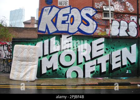 AN DEM TAG, AN DEM PM SUNAK DIE NIEDERSCHLAGUNG VON FLUGTIPPS UND GRAFFITI BEKANNT GAB, GIBT ES HIER EINE SZENE IN EAST LONDON, IN DER DIESE BEIDEN GEPRIESENEN SOZIALEN PROBLEME BESCHRIEBEN WERDEN. Stockfoto