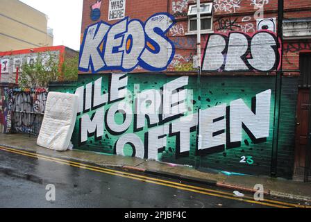 AN DEM TAG, AN DEM PM SUNAK DIE NIEDERSCHLAGUNG VON FLUGTIPPS UND GRAFFITI BEKANNT GAB, GIBT ES HIER EINE SZENE IN EAST LONDON, IN DER DIESE BEIDEN GEPRIESENEN SOZIALEN PROBLEME BESCHRIEBEN WERDEN. Stockfoto