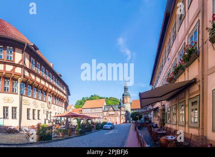 Südharz: Marktplatz, Rathaus, ehemaliges Postamt, dahinter der Saigerturm, Restaurant, das Dorf Stolberg in Harz, Sachsen-Anhalt, Sachsen Stockfoto