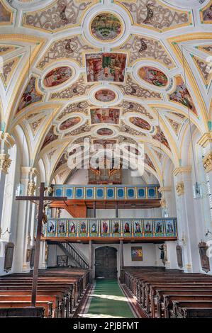 Deckenfresken und Orgelloft, Kirche St. Andrew in Fischbachau, Oberbayern, Bayern, Deutschland Stockfoto