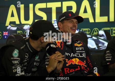 1. April 2023, Albert Park, Melbourne, FORMEL 1 ROLEX GRAND PRIX 2023, in dem Bild George Russell (GBR), Mercedes-AMG Petronas Formula One Team, Max Verstappen (NLD), Oracle Red Bull Racing Stockfoto