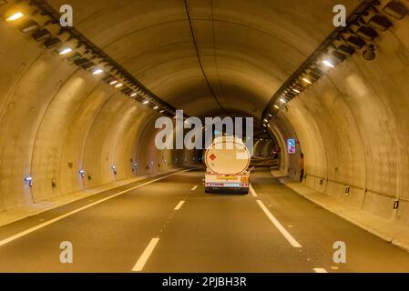 Tankwagen für den Transport von Kraftstoffen, die in einem Tunnel zirkulieren. Stockfoto