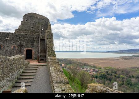 Schloss Szigliget neben dem Balaton mit wunderschönem Blick auf das Tapolca-Becken Stockfoto