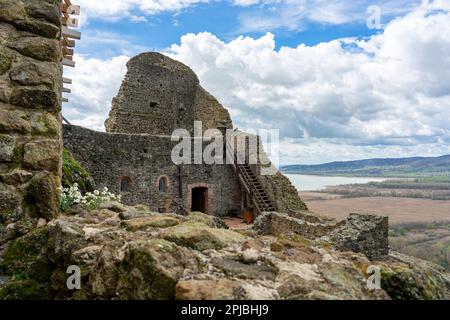 Schloss Szigliget neben dem Balaton mit wunderschönem Blick auf das Tapolca-Becken Stockfoto