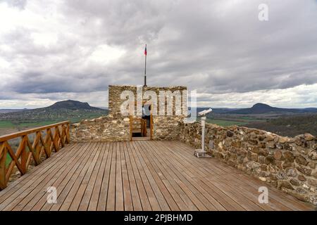 Schloss Szigliget neben dem Balaton mit wunderschönem Blick auf das Tapolca-Becken Stockfoto