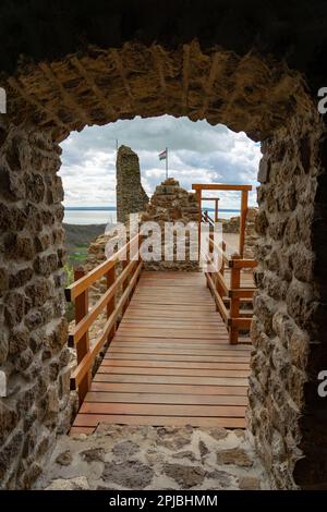 Schloss Szigliget neben dem Balaton mit wunderschönem Blick auf das Tapolca-Becken Stockfoto