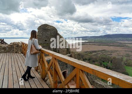 Schloss Szigliget neben dem Balaton mit wunderschönem Blick auf das Tapolca-Becken Stockfoto