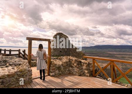 Schloss Szigliget neben dem Balaton mit wunderschönem Blick auf das Tapolca-Becken Stockfoto