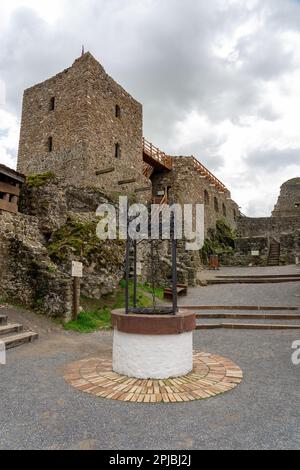 Schloss Szigliget neben dem Balaton mit wunderschönem Blick auf das Tapolca-Becken Stockfoto