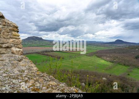 Schloss Szigliget neben dem Balaton mit wunderschönem Blick auf das Tapolca-Becken Stockfoto