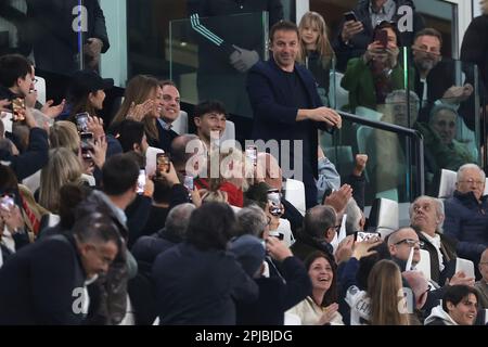 Turin, Italien, 1. April 2023. Der ehemalige Juventus-Kapitän und Stürmer Alessandro Del Piero grüßt die Fans, während sie während des Spiels der Serie A im Allianz-Stadion in Turin seinen Namen rufen. Der Bildausdruck sollte lauten: Jonathan Moscrop/Sportimage Stockfoto