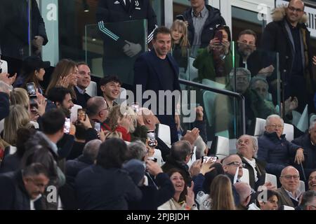 Turin, Italien, 1. April 2023. Der ehemalige Juventus-Kapitän und Stürmer Alessandro Del Piero grüßt die Fans, während sie während des Spiels der Serie A im Allianz-Stadion in Turin seinen Namen rufen. Der Bildausdruck sollte lauten: Jonathan Moscrop/Sportimage Stockfoto