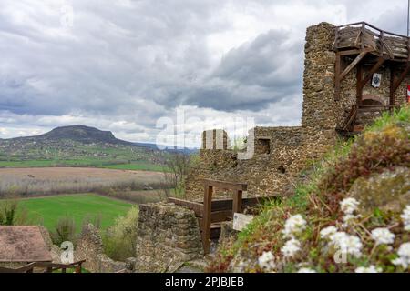 Schloss Szigliget neben dem Balaton mit wunderschönem Blick auf das Tapolca-Becken Stockfoto