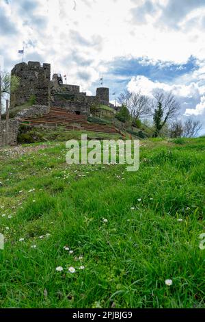 Schloss Szigliget neben dem Balaton mit wunderschönem Blick auf das Tapolca-Becken Stockfoto